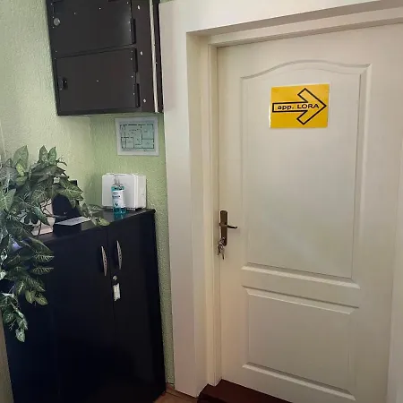 Apartman Lora *